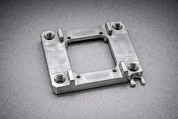 CNC銑床加工半導體設備零件，具備高精度加工與穩定品質控制能力