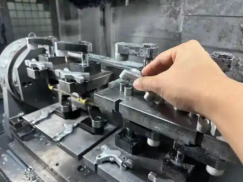 CNC銑床加工中使用專用夾治具進行零件定位與加工操作，確保加工精度與穩定性