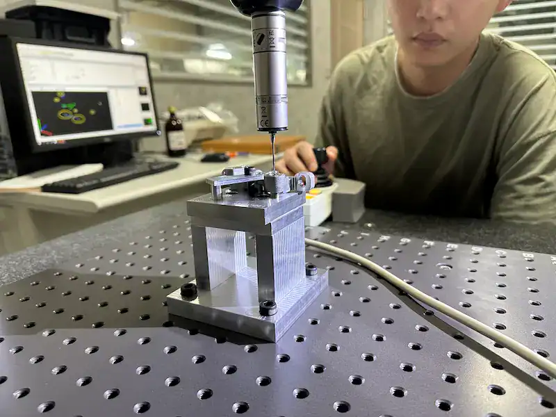 CNC零件於三次元量測（CMM）進行精度檢測，確保加工品質與量產穩定性