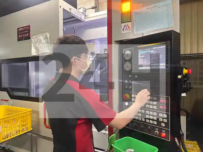 CNC銑床加工現場操作員進行機台控制與生產管理，確保加工進度與交期穩定