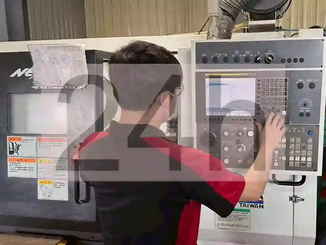 CNC車床加工現場技師操作數控設備，展現快速回應與穩定交期生產能力