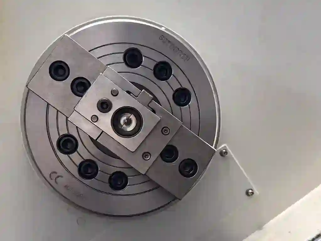 CNC車床加工刀具與模治具製作工藝，技師進行精密夾治具調整作業現場